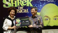 Presiden Direktur Ciputra Artpreneur Rina Ciputra Sastrawinata (kiri) dan Direktur BCA Henry Koenaifi (kanan) hadir dalam penandatanganan kerja sama di Ciputra Artpreneur, Jakarta, Rabu (23/3/2016).