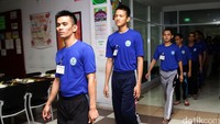 Mereka diajarkan disiplin diri saat menjalani rehabilitasi.