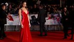 Gal Gadot Hot Bergaun Merah di Premiere Batman v Superman