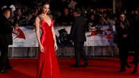 Ia terlihat seksi sekaligus menawan dalam balutan gaun merah menyala dari Prada. REUTERS/Luke MacGregor/detikFoto.