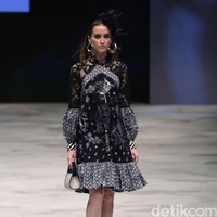 Erdan Ragam Wastra Nusantara Indonesia Fashion Week 2016. at Jakarta Convention Center. Senayan. Jakarta. [Foto: Mohamamd Abduh/Wolipop]