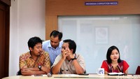 Deputi Direktur Indonesian Parliementary Center Ahmad Hanafi berbincang dengan aktivis Perludem Fadli Ramadhani di sela-sela jumpa pers.
