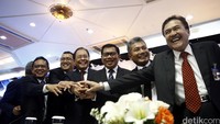 Jajaran direksi menyatukan tangan usai RUPS di Gedung BRI, Jalan Jenderal Sudirman, Rabu (23/3/2016).