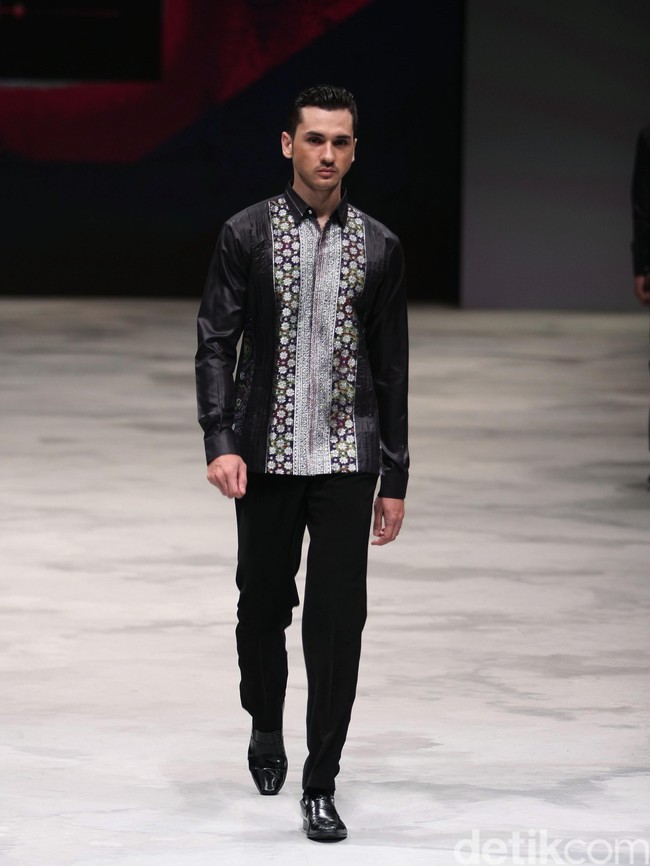 Ilham Bahari Ragam Wastra Nusantara Indonesia Fashion Week 2016. at Jakarta Convention Center. Senayan. Jakarta. [Foto: Mohamamd Abduh/Wolipop]