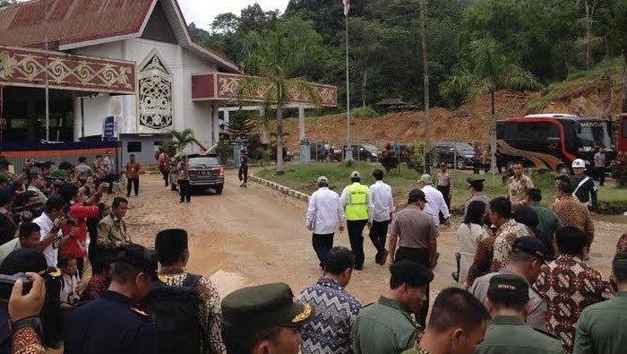 Jokowi Tinjau Pos Perbatasan RI-Malaysia di Entikong