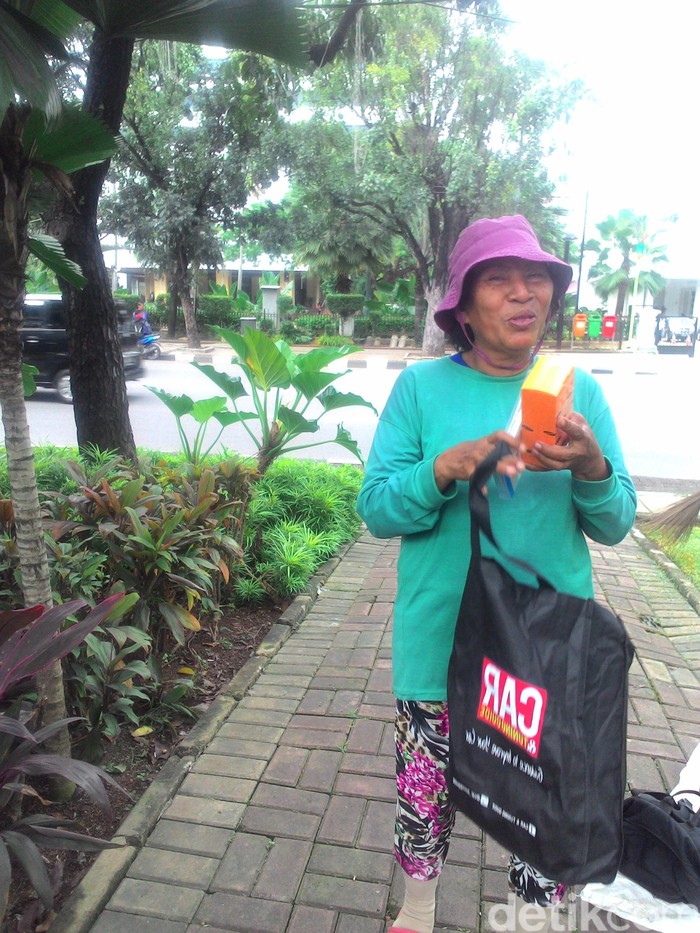 Bu Tuti Baru Pakai HP Pemberian Ahok Besok