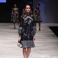 Erdan Ragam Wastra Nusantara Indonesia Fashion Week 2016. at Jakarta Convention Center. Senayan. Jakarta. [Foto: Mohamamd Abduh/Wolipop]