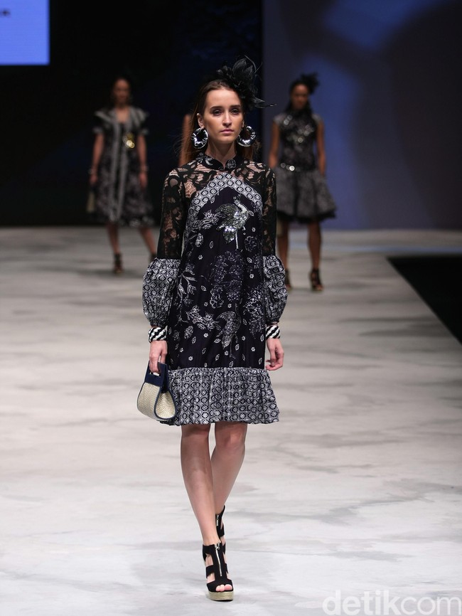 Erdan Ragam Wastra Nusantara Indonesia Fashion Week 2016. at Jakarta Convention Center. Senayan. Jakarta. [Foto: Mohamamd Abduh/Wolipop]