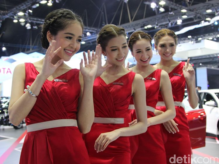 Gadis Pemanis Beraksi di Bangkok Motor Show 2016