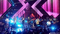 GIGI mengajak empat mantan personelnya seperti, Baron, Opet, Budhy Haryono, dan Ronald naik ke atas panggung. 