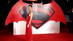 Gal Gadot Hot Bergaun Merah di Premiere Batman v Superman