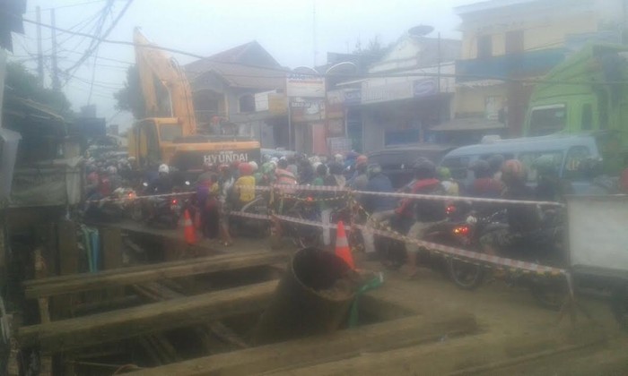 Galian Pipa Dilakukan Pagi Hari, Simpang Lima Semper Jakarta Utara Macet