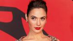 Gal Gadot Hot Bergaun Merah di Premiere Batman v Superman