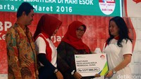 Puan menyerahkan santuan kepada anggota BPJS Ketenagakerjaan.