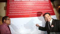 Otto Hasibuan menandatangani Deklarasi Advokat Pengawal Demokrasi Indonesia.