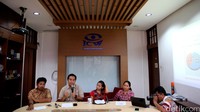(Kiri ke kanan) Deputi Direktur Indonesian Parliementary Center Ahmad Hanafi, aktivis Perkumpulan untuk Pemilu dan Demokrasi (Perludem) Fadli Fahmadhani, dan aktivis ICW Alma Safrina menanggapi LHKPN anggota DPR yang terlambat atau tidak diserahkan sama sekali di Kantor ICW, Jakarta, Rabu (23/3/2016.