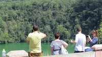 Sejumlah wisatawan asing juga tampak menikmati danau dengan pemandangan memukau ini. Di sini, wisatawan juga bisa mencoba mitos melempar batu ke danau (Fitraya/detikTravel)