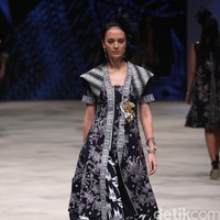 Erdan Ragam Wastra Nusantara Indonesia Fashion Week 2016. at Jakarta Convention Center. Senayan. Jakarta. [Foto: Mohamamd Abduh/Wolipop]