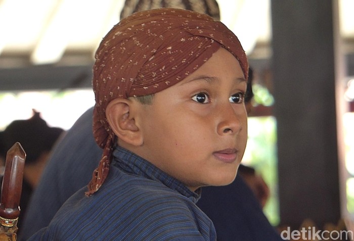 Kisah Lucu hingga Misterius Rizky Mendaki Merapi dalam Ritual Labuhan Keraton