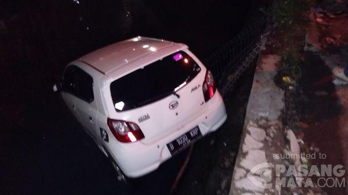 Tabrak Pembatas Jalan, Mobil ini Tercebur ke Sungai di Pademangan