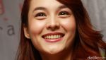 Chelsea Islan Kini Berambut Coklat Kemerahan, Cantik?