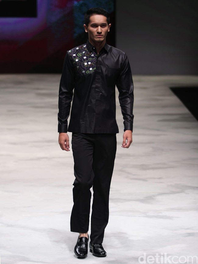 Ilham Bahari Ragam Wastra Nusantara Indonesia Fashion Week 2016. at Jakarta Convention Center. Senayan. Jakarta. [Foto: Mohamamd Abduh/Wolipop]