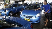Perawatan meliputi pembersihan armada taksi.