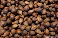 Buah salak yang kaya manfaat. Bagaimana cara mengupasnya?