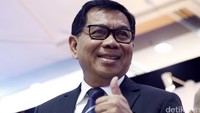Direktur Utama BRI Asmawi Syam mengacungkan jempolnya usai RUPS. Dalam RUPS ini, BRI sepakat membagikan deviden Rp 7,619 triliun kepada pemegang sahamnya.