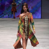 Yoyo Prasetyo Ragam Wastra Nusantara Indonesia Fashion Week 2016. at Jakarta Convention Center. Senayan. Jakarta. [Foto: Mohamamd Abduh/Wolipop]