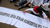Terlihat massa yang mengenakan kemeja atau kaos warna putih itu terlihat di sekitar Monas yang menghadap ke Istana. Mereka membentangkan spanduk-spanduk serta berorasi.