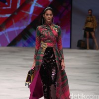 Yoyo Prasetyo Ragam Wastra Nusantara Indonesia Fashion Week 2016. at Jakarta Convention Center. Senayan. Jakarta. [Foto: Mohamamd Abduh/Wolipop]