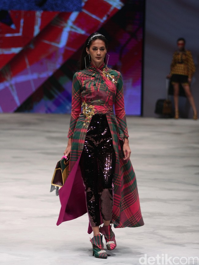 Yoyo Prasetyo Ragam Wastra Nusantara Indonesia Fashion Week 2016. at Jakarta Convention Center. Senayan. Jakarta. [Foto: Mohamamd Abduh/Wolipop]