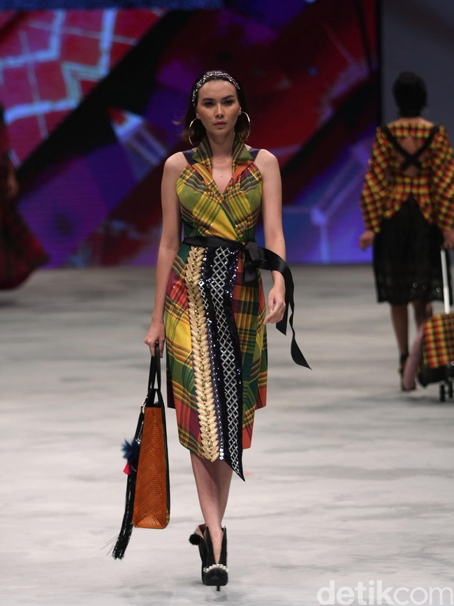 Yoyo Prasetyo Ragam Wastra Nusantara Indonesia Fashion Week 2016. at Jakarta Convention Center. Senayan. Jakarta. [Foto: Mohamamd Abduh/Wolipop]