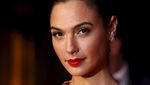 Gal Gadot Hot Bergaun Merah di Premiere Batman v Superman