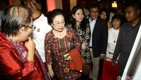Megawati datang dengan didampingi Puan Maharani.