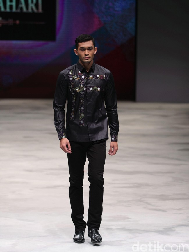 Ilham Bahari Ragam Wastra Nusantara Indonesia Fashion Week 2016. at Jakarta Convention Center. Senayan. Jakarta. [Foto: Mohamamd Abduh/Wolipop]