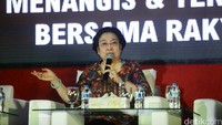 Megawati memberikan sambutan.