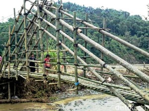 Relawan Bikin Jembatan Darurat, Siswa SD Tak Lagi Bergelantungan ke Sekolah