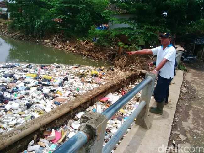Horor Sampah di  Cikapundung Kades Bojongsoang Tidak 