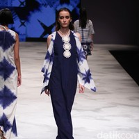 Handy Hartono Ragam Wastra Nusantara Indonesia Fashion Week 2016. at Jakarta Convention Center. Senayan. Jakarta. [Foto: Mohamamd Abduh/Wolipop]