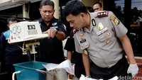 Selain barang bukti shabu shabu, Polres jakarta Barat juga menyita berupa alat penyimpan shabu, timbangan dan koper.