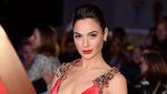Gal Gadot Hot Bergaun Merah di Premiere Batman v Superman