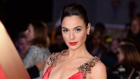 Gal Gadot langsung mencuri perhatian di red carpet. Jeff Spicer/Getty Images/detikFoto.