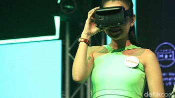 Handset ini dirancang untuk menyaksikan konten di headset virtual reality. Di sektor dapur pacu, Vibe K4 Note dipersenjatai prosesor octa core 64 bit MediaTek MT6753, RAM 3 GB, serta memori internal 16 GB dengan tambahan slot microSD. Foto: detikINET/Irna Prihandini