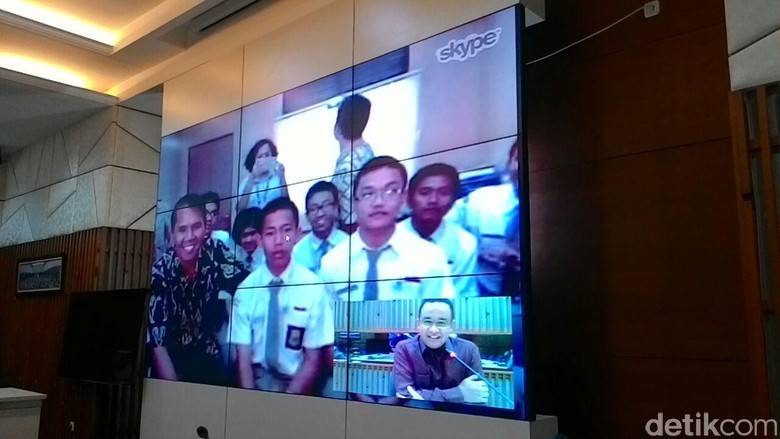 Mendikbud Telekonferensi dengan Siswa yang Eksperimennya Dibawa NASA di Luar Angkasa Mendikbud Telekonferensi dengan Siswa yang Eksperimennya Dibawa NASA di Luar Angkasa