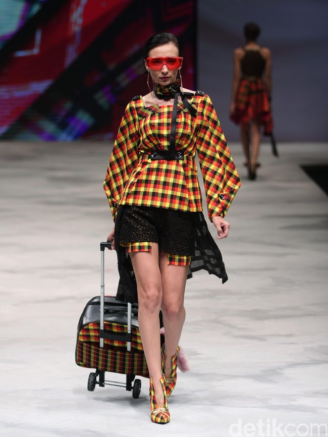 Yoyo Prasetyo Ragam Wastra Nusantara Indonesia Fashion Week 2016. at Jakarta Convention Center. Senayan. Jakarta. [Foto: Mohamamd Abduh/Wolipop]