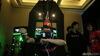 Salah satu pengunjung beraksi menggunakan ponsel virtual reality milik Lenovo itu. Foto: detikINET/Irna Prihandini