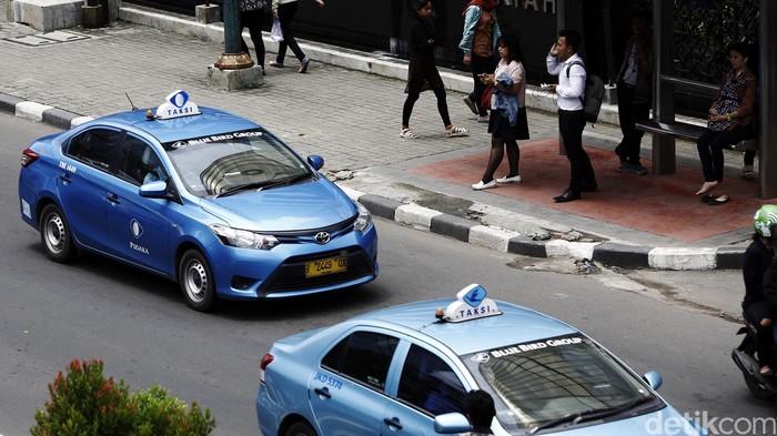 Seorang penumpang memberhentikan taksi bluebird di kawasan Mampang Jakarta Selatan, Rabu (23/3/2016). Taksi Blue Bird Grup memberikan layanan gratis untuk semua warga Jakarta yang menumpang taksinya pada hari ini full. Namun sayangnya banyak keluhan dari pengguna jasa transportasi ini karena susahnya mendapatkan armada. (FOTO: Rachman Haryanto/detikcom)