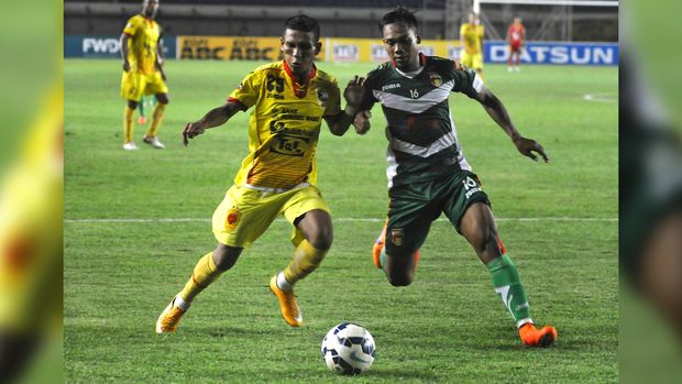 Saepuloh Maulana (kanan) memiliki pengalaman bermain di Mitra Kukar, Sriwijaya FC, dan Semen Padang.